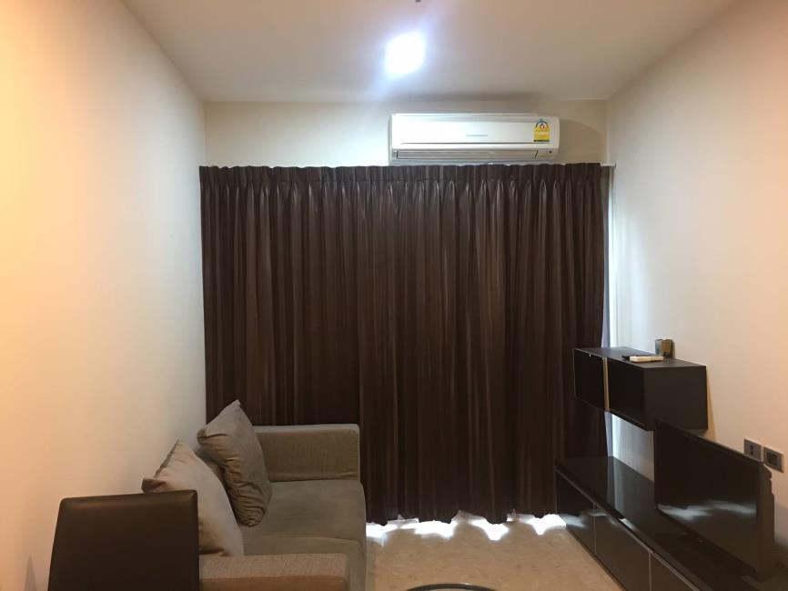 The Crest Sukhumvit 34 มุมโซฟา ทีวี.jpg