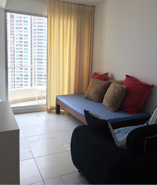 Supalai River Place โซฟา ระเบียง.jpg