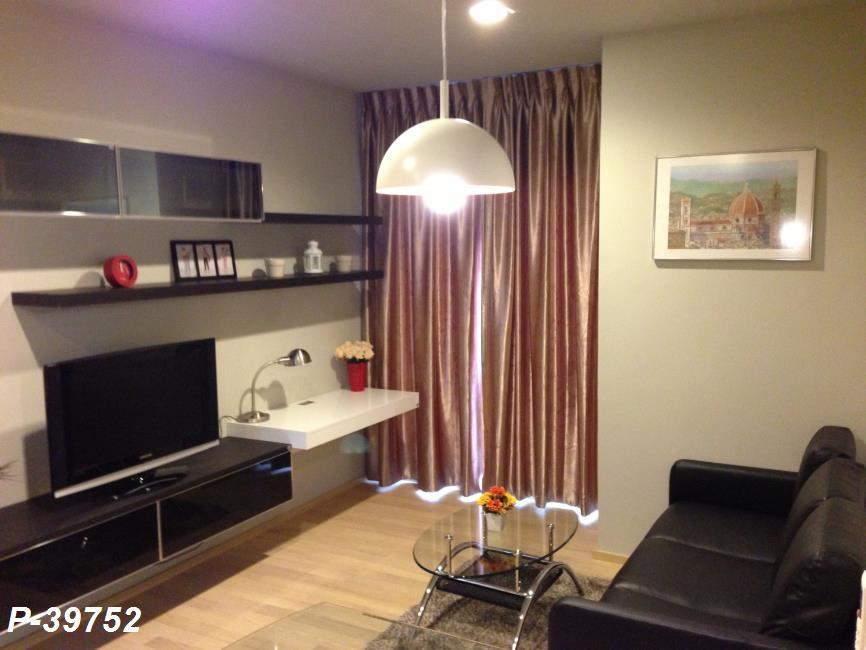 Noble Refine โซฟา ทีวี.jpg