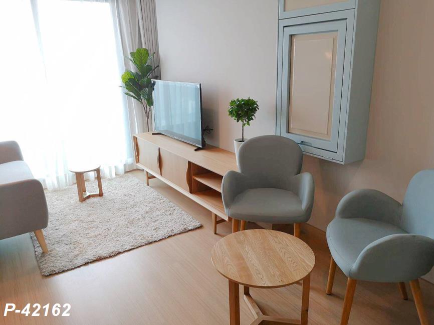 Lumpini Suite Phetchaburi-Makkasan โต๊ะ ทีวี.jpg