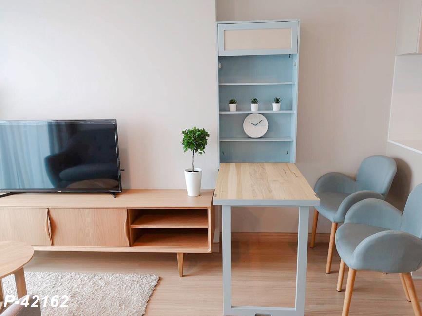 Lumpini Suite Phetchaburi-Makkasan ทีวี โต๊ะ เก้าอี้.jpg