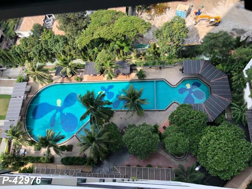 Sathorn Gardens สระน้ำ.jpg