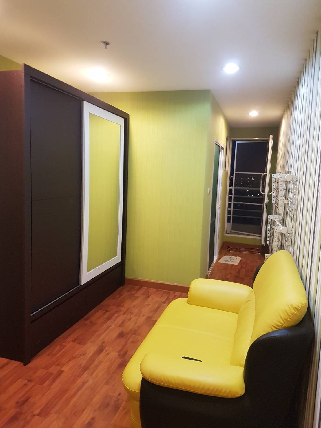 (แบงค์คอก ฮอไรซอน รามคำแหง) โซฟา+ตู้.jpg