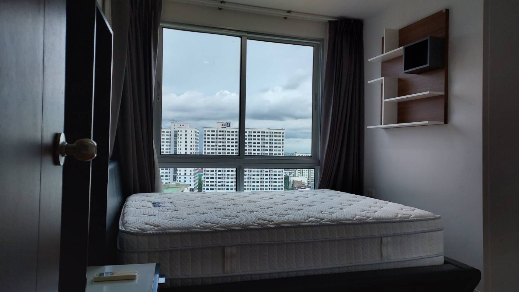 (เดอะ เบส สุขุมวิท 77) เตียงนอน.jpg