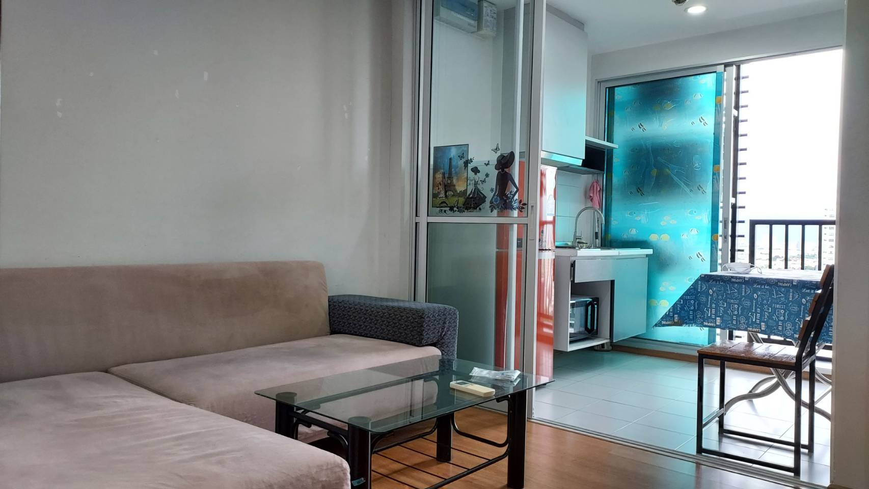 (เดอะ เบส สุขุมวิท 77) โซฟา+ครัว.jpg