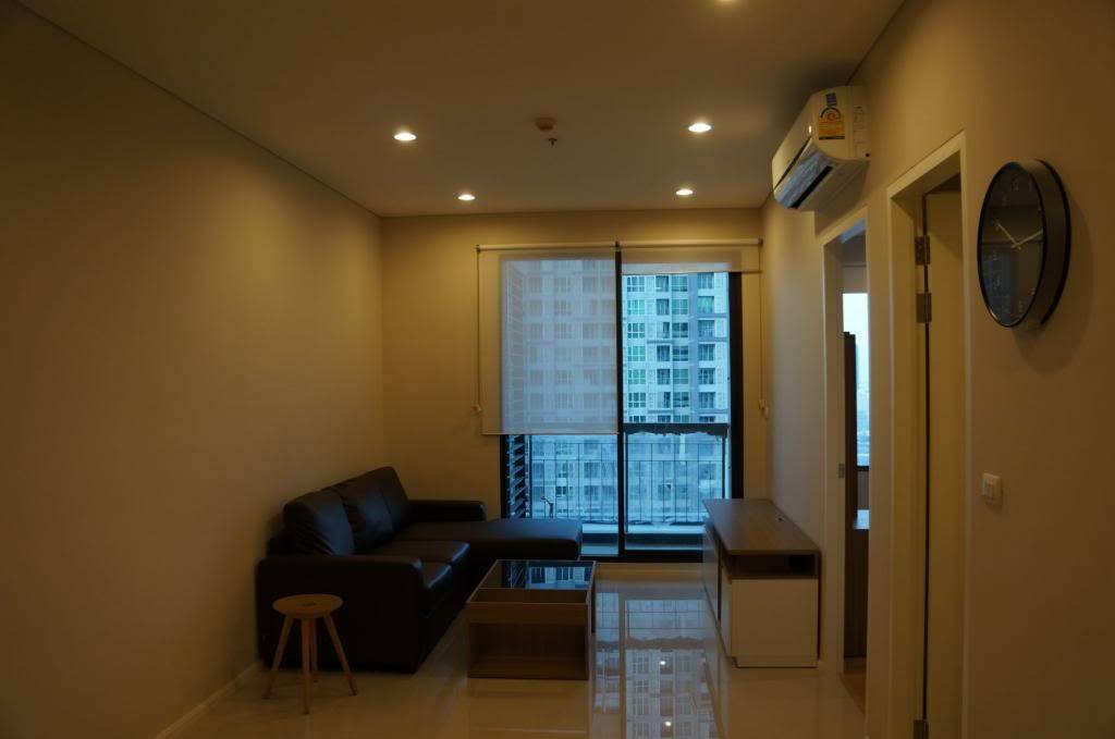 Villa Asoke  โซฟา ระเบียง.jpg
