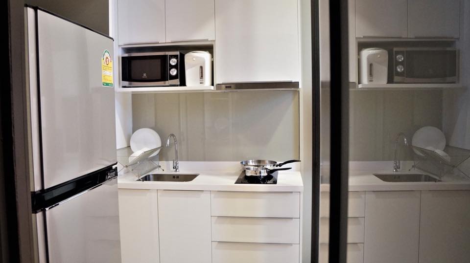 Chewathai Residence Asoke ครัว ตุ้เย็น.jpg