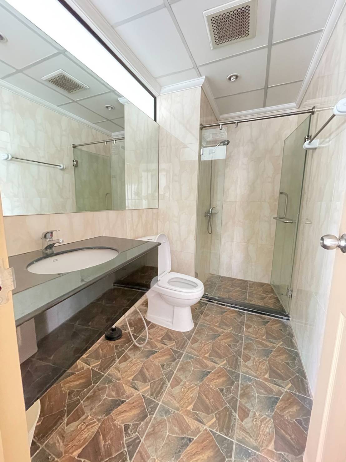 (ไลฟ์ แอท สาทร 10) ห้องน้ำ.jpg