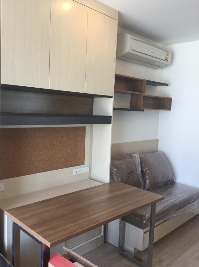 Ideo Q Chula-Samyan  โต๊ะ.jpg