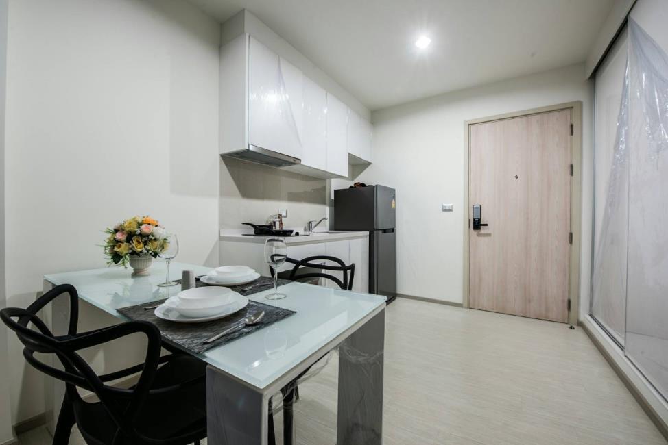 Rhythm Sukhumvit 42  โต๊ะอาหาร ครัว.jpg