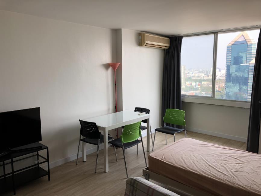 Supalai Park Phaholyothin โต๊ะ เตียง.jpg