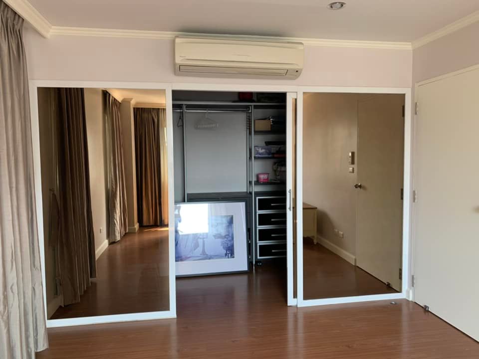 (คอนโด วัน เอ็กซ์ สาทร-นราธิวาส) ตู้เสื้อผ้า.jpg