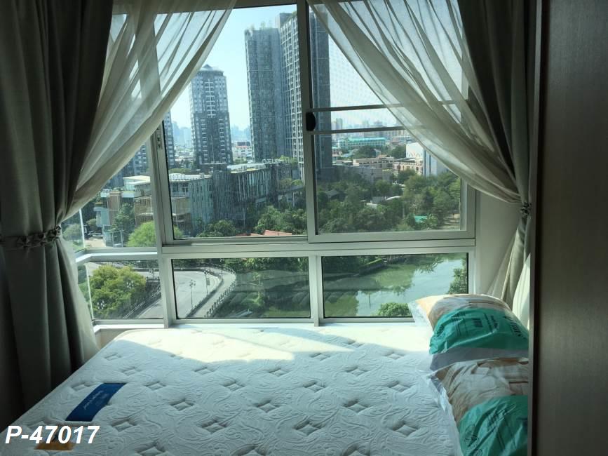 The Base Sukhumvit 77 มุมเตียง หน้าต่าง.jpg