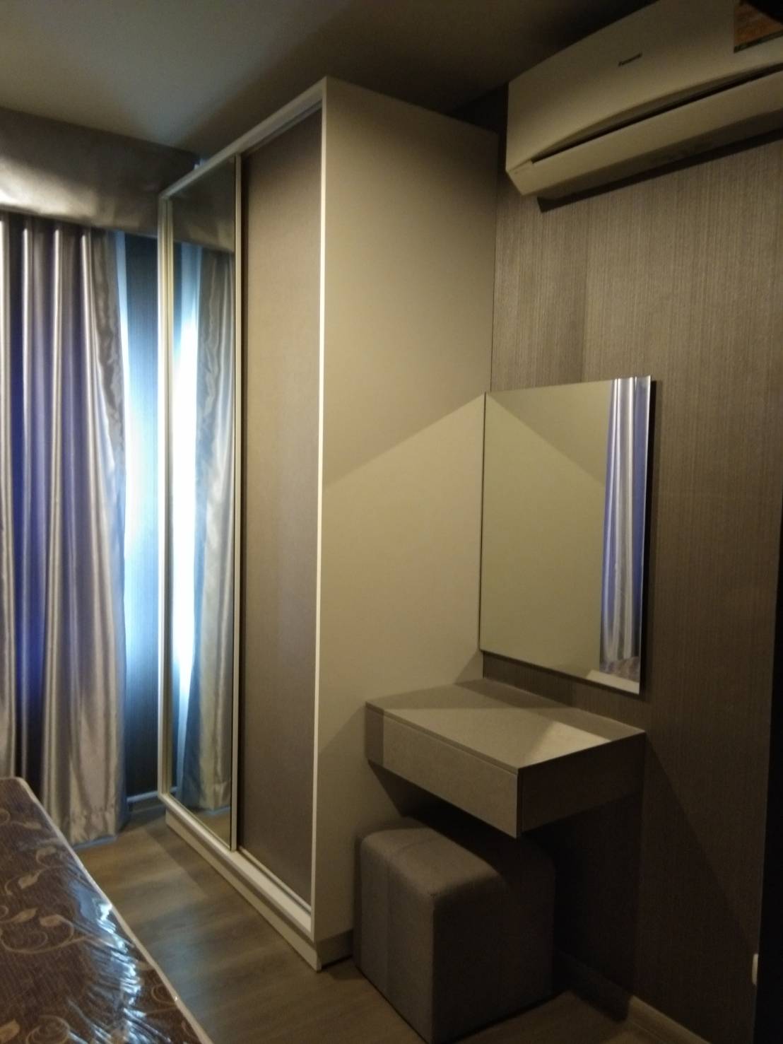 Aspire Sathorn-Taksin Copper Zone โต๊ะเครื่องแป้ง ตู้เสือ้ผ้า.jpg