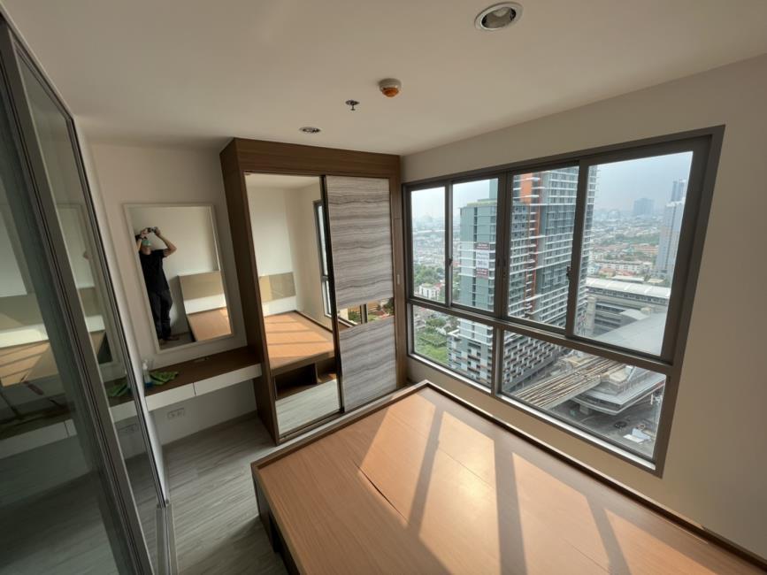 Ideo Mobi Bangsue Grand Interchange ตู้เสื้อผ้า โต๊ะเครื่องแป้ง.jpg