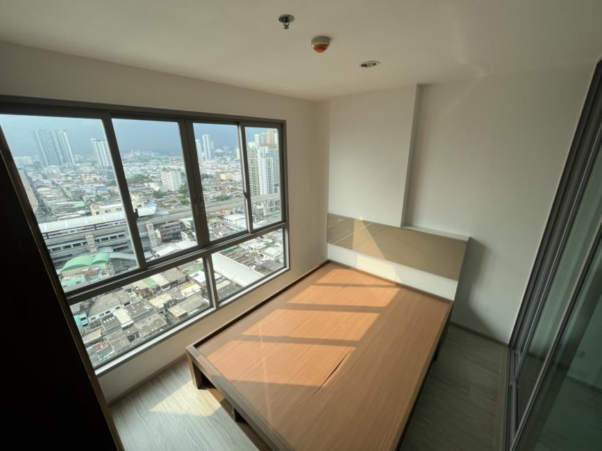 Ideo Mobi Bangsue Grand Interchange เตียง.jpg