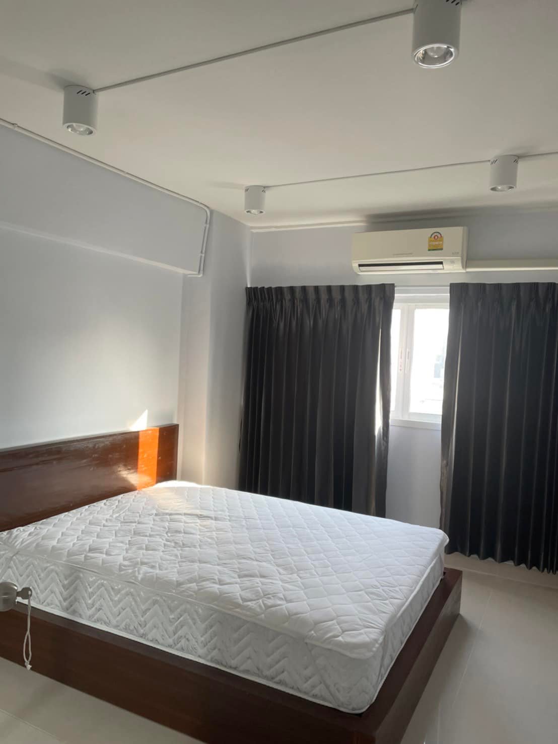 (ทองหล่อ ทาวเวอร์) เตียงนอน.jpg