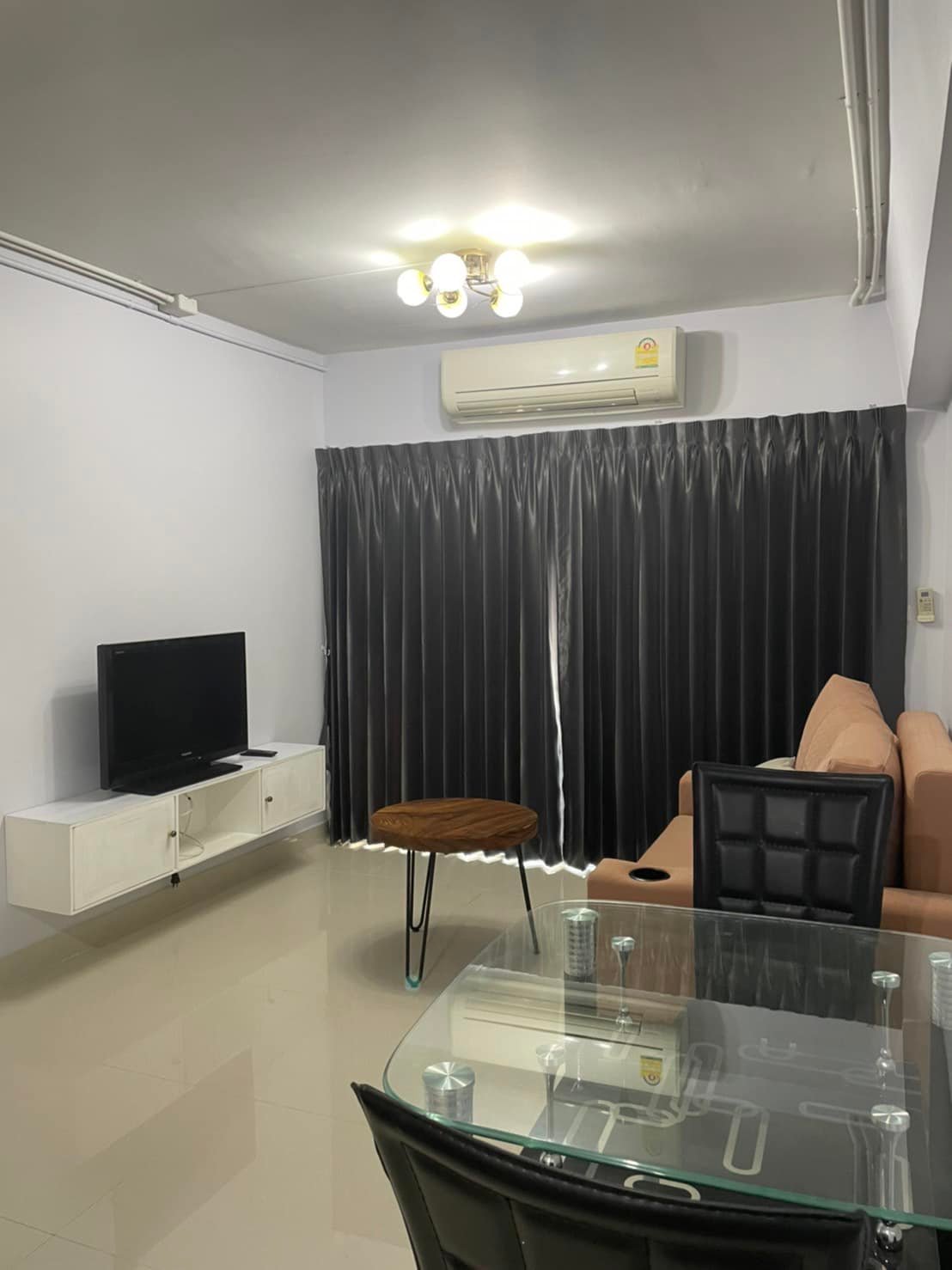 (ทองหล่อ ทาวเวอร์) ห้องนั่งเล่น.jpg