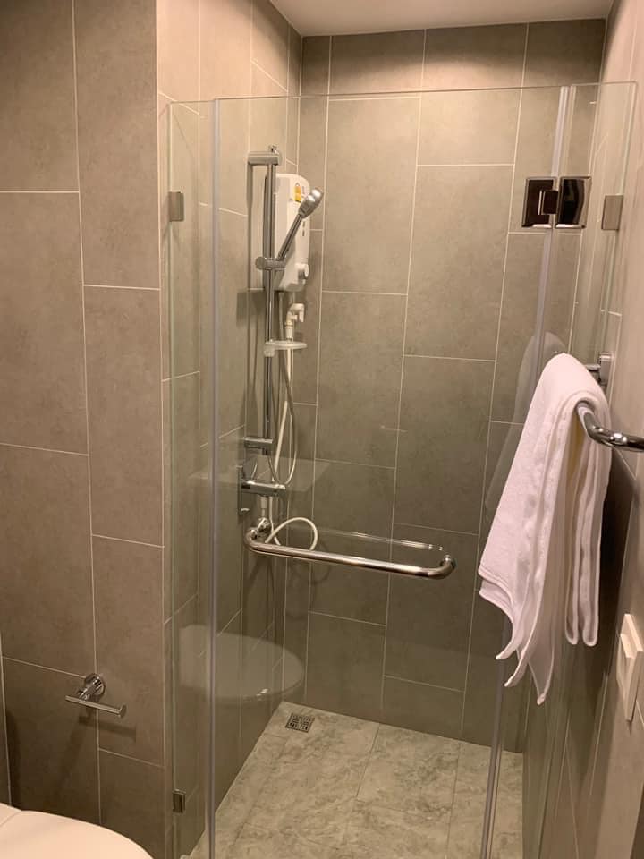 (ซี เอกมัย) ห้องอาบน้ำ.jpg