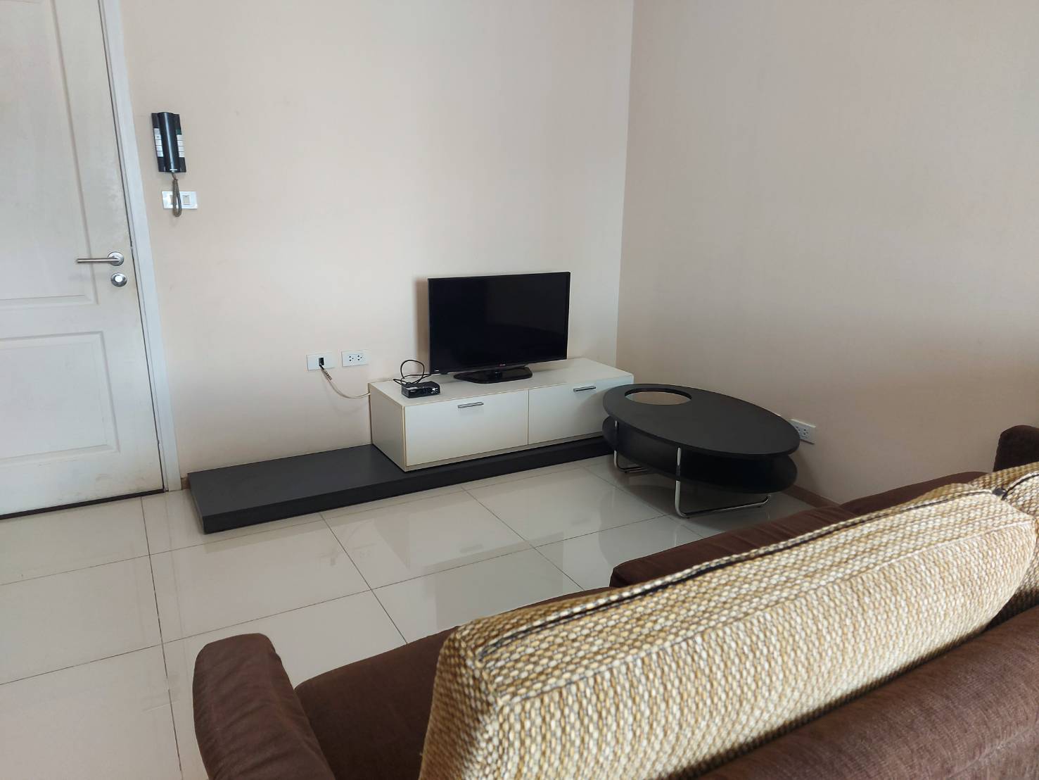 Fuse Mobius Ramkhamhaeng Station มุมโซฟา ทีวี.jpg