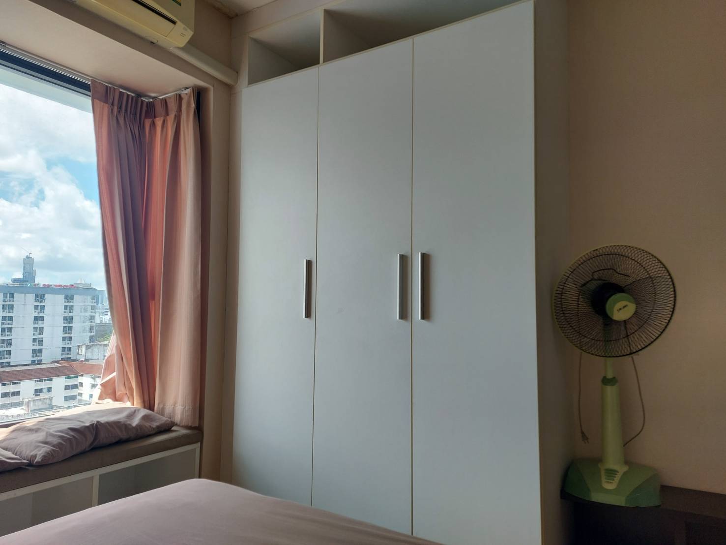 Fuse Mobius Ramkhamhaeng Station ตู้เสื้อผ้า.jpg