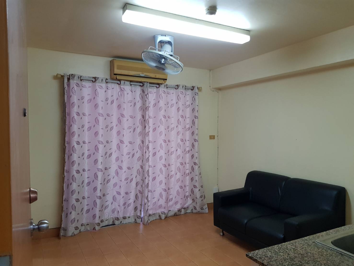 (เซ็นจูรี่ ปาร์ค) ผ้าม่าน+โซฟา.jpg