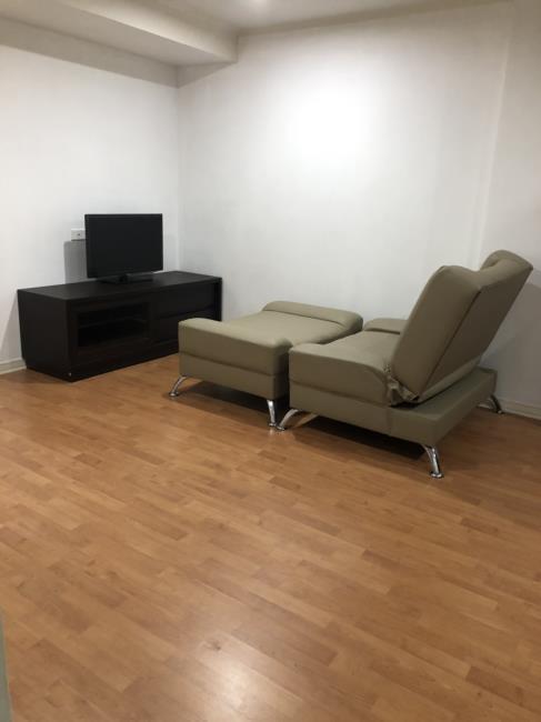 Lumpini Ville Cultural Center โซฟา ทีวี.jpg