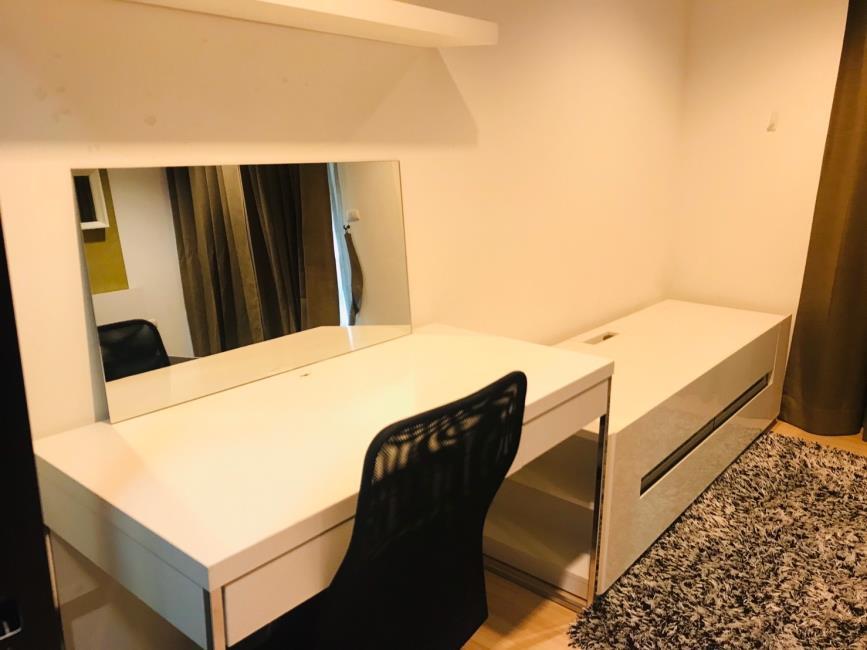 Chateau In Town Ratchada 10 โตีะทำงาน.jpg