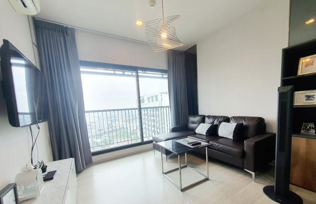 Life Sukhumvit 48 โซฟา ทีวี ระเบียง.jpg