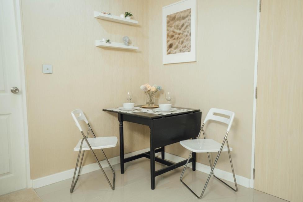 (เดอะ ซีรีส์ อุดมสุข) โต๊ะกินข้าว.jpg