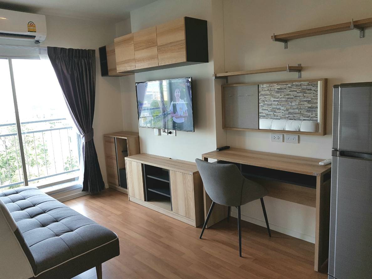 The Selected Kaset-Ngamwongwan by L.P.N. โซฟา ทีวี.jpg