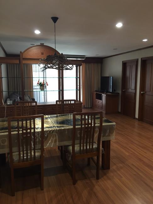 Acadamia Grand Tower โต๊ะอาหาร.jpg