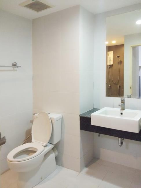 A Space Play Ratchada-Sutthisarn ห้องน้ำ.jpg