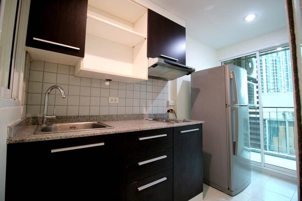 (ซีนิธ เพลส แอท สุขุมวิท 711) เคาน์เตอร์ครัว.jpg