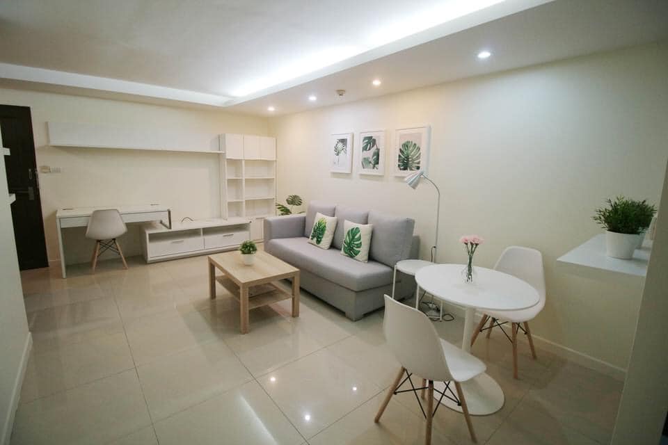 (ซีนิธ เพลส แอท สุขุมวิท 711) ห้องนั่งเล่น..jpg