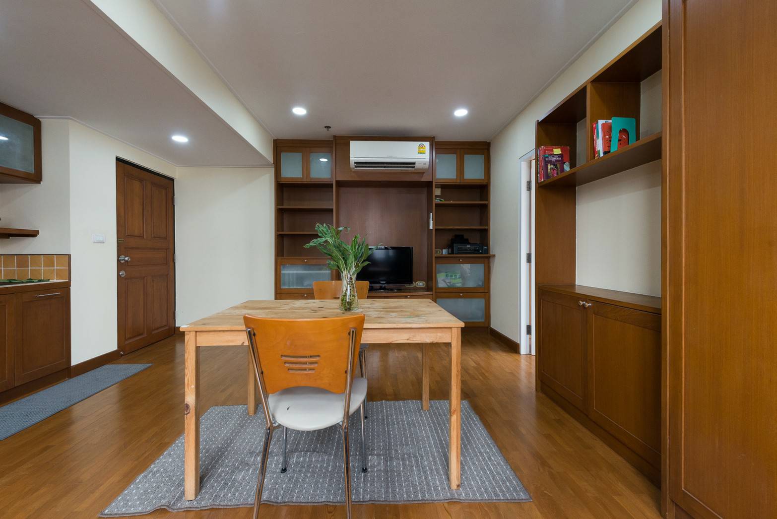 (พญาไทเพลส) โต๊ะกินข้าว..jpg