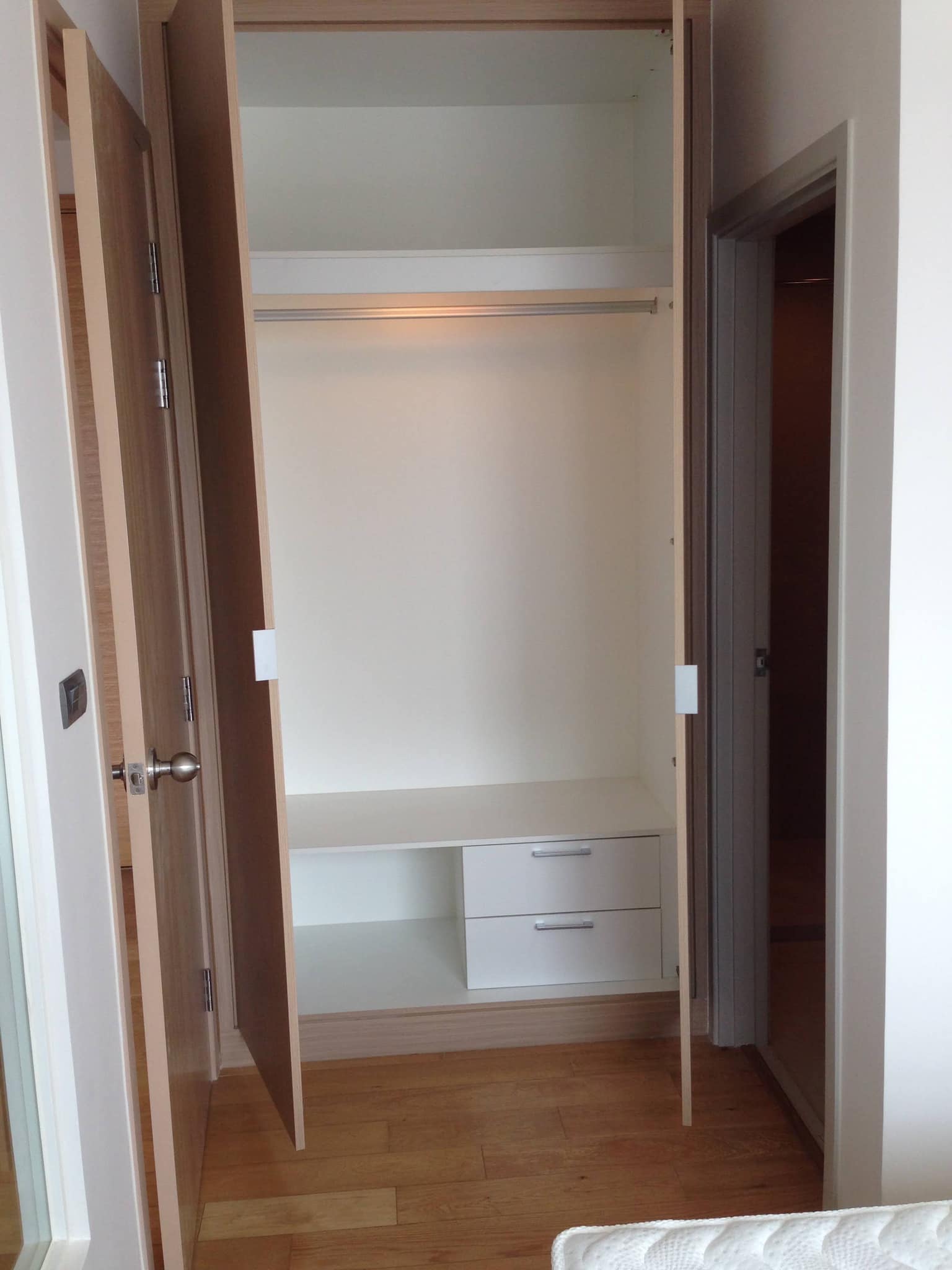 (ฟิวส์ สาทร-ตากสิน) ตู้เสื้อผ้า.jpg