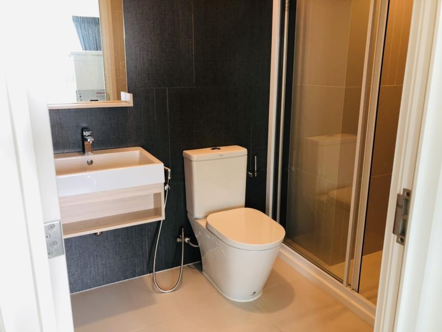 The Key Sathorn-Charoenraj ห้องน้ำ.jpg