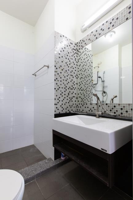 (บลิซ คอนโดมิเนียม แบริ่ง) อ่างล้างหน้า.jpg