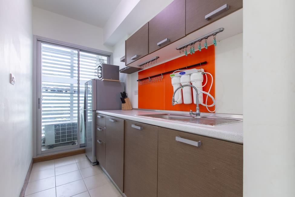 (บลิซ คอนโดมิเนียม แบริ่ง) ครัว+ระบียง.jpg