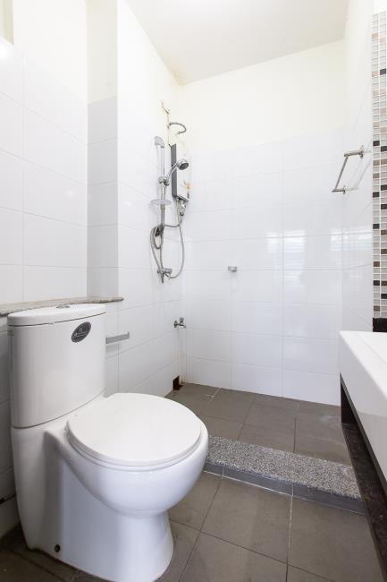 (บลิซ คอนโดมิเนียม แบริ่ง) ห้องน้ำ.jpg