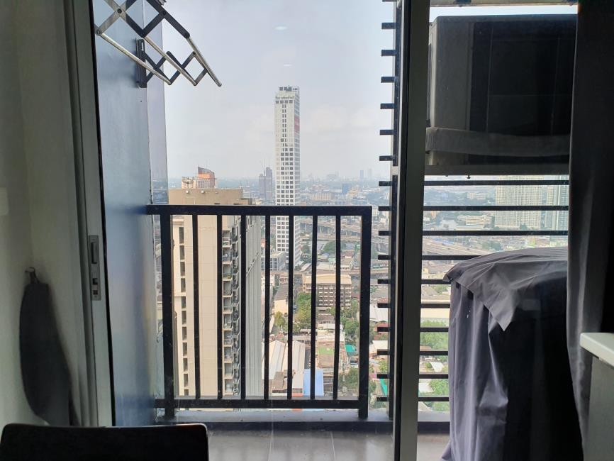 (เดอะ เบส สุขุมวิท 77) ระเบียง.jpg