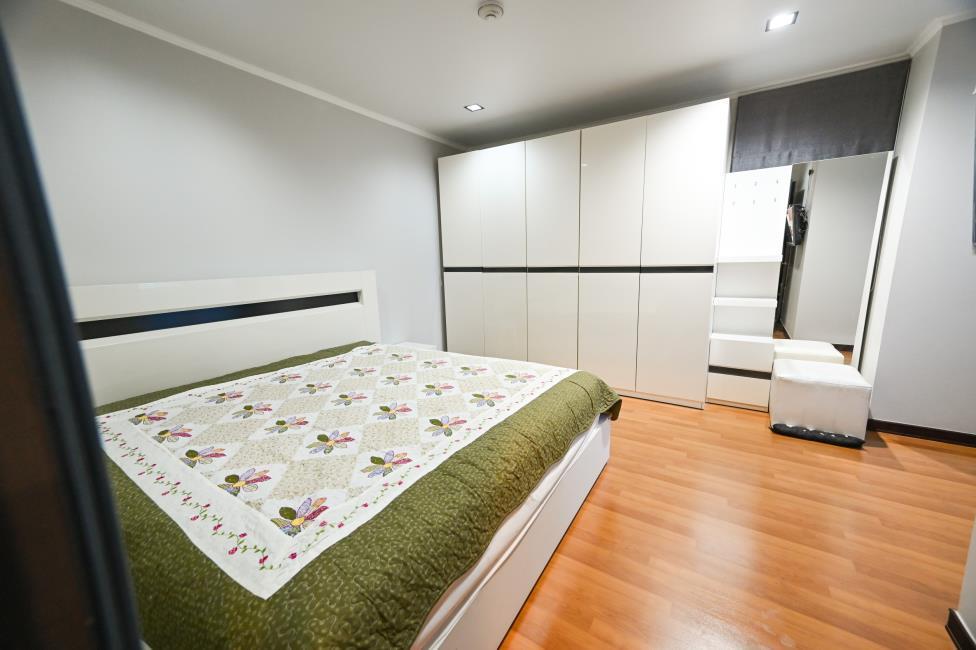 Lumpini Place Ratchada-Thapra เตียง ตู้เสื้อผ้า.jpg