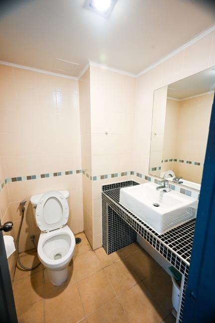 Lumpini Place Ratchada-Thapra ห้องน้ำ.jpg