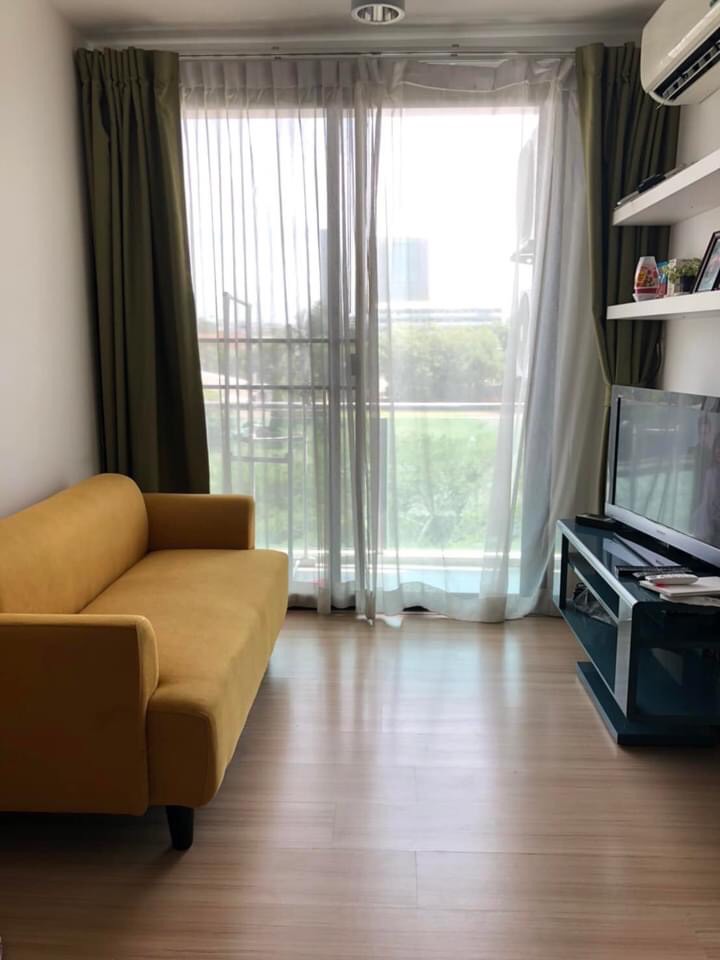 Chateau In Town Phahonyothin 32 โซฟา ทีวี.jpg