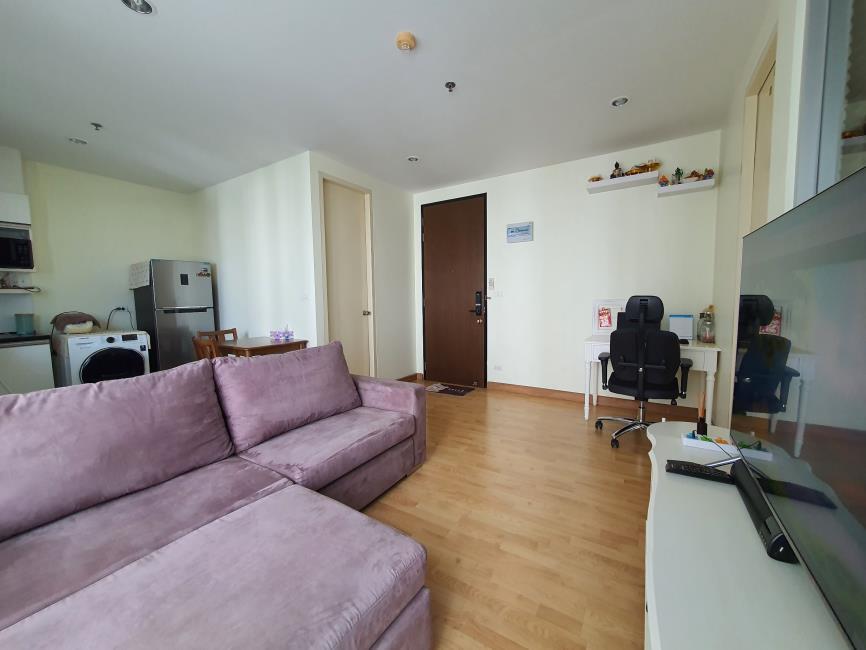 The Parkland Taksin-Thapra โซฟา ครัว.jpg