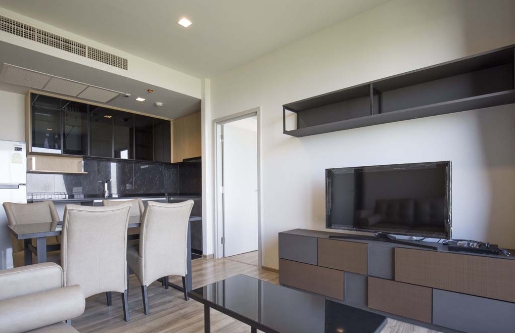 THE LINE Jatujak-Mochit โต๊ะอาหาร ทีวี.jpg