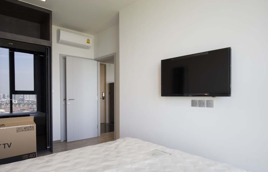 THE LINE Jatujak-Mochit ทีวี.jpg