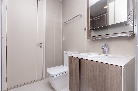 THE LINE Phahol-Pradipat ห้องน้ำ.JPG