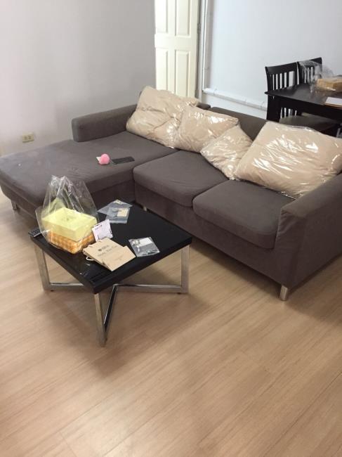 Baan Sathorn Chaopraya โซฟา.jpg